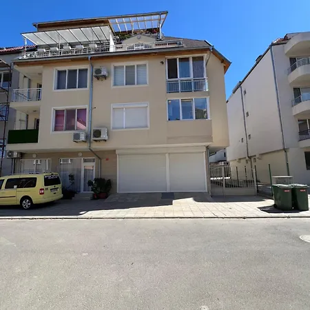 Jamais Vue Apartment